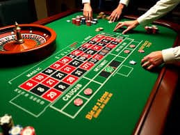 Tampilan live dealer roulette dan blackjack di aplikasi forza77